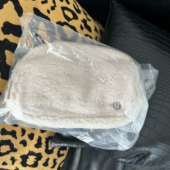 Lululemon Everywhere Fleece Belt Bag Ivory - Picture 2 of 4